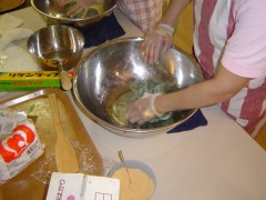 餅をこねる 蓬の入ったもちをこねる