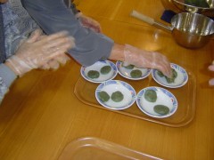 餅を丸めて盛る
