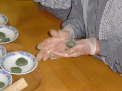 手で餅を丸める