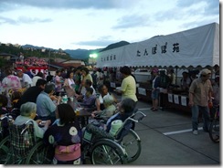 ご家族やボランティアさんと語りながら…