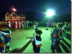 輪になって踊りました