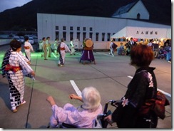 輪になって踊りましょう