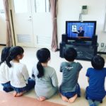 入居者がテレビを一緒に見ながら過ごす共有時間の風景